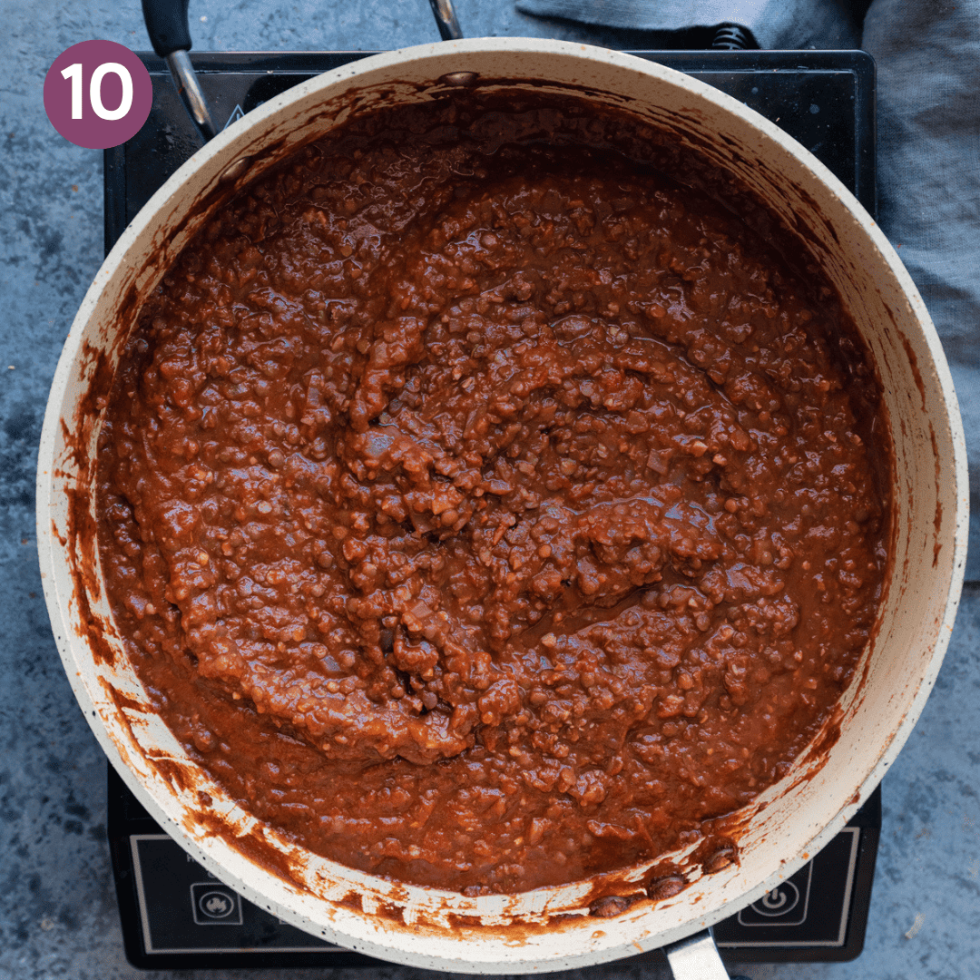 Cooked bolognese in the pan.